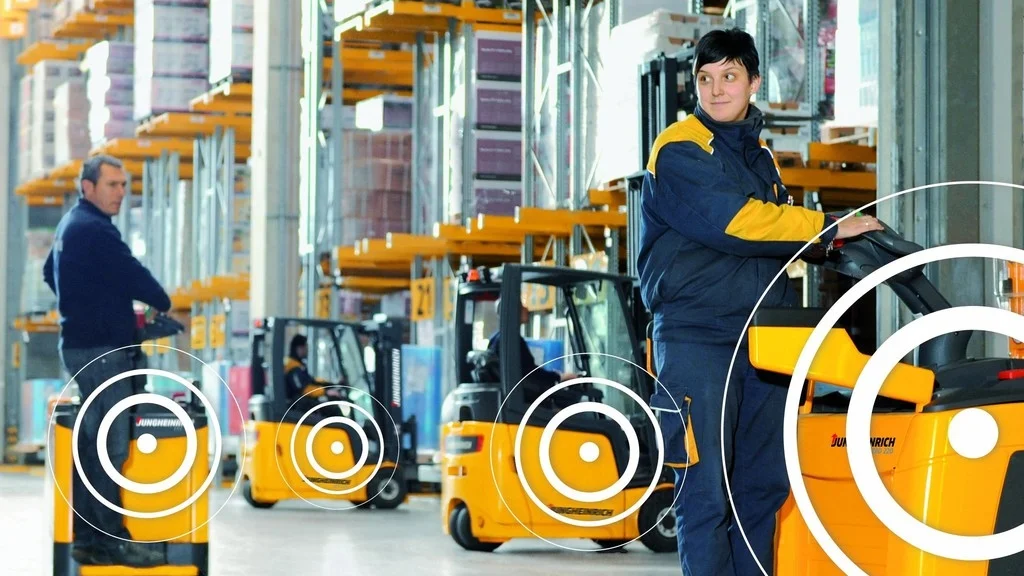 forklift-truck-save-money-efficiency-warehouse Saving on Costs with Forklift Fleet Management blog post featured image